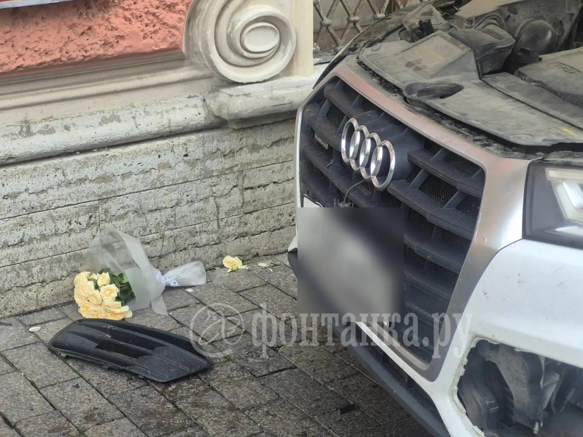 Букет цветов и подарочный пакет остались на тротуаре, куда в результате аварии вылетела...
