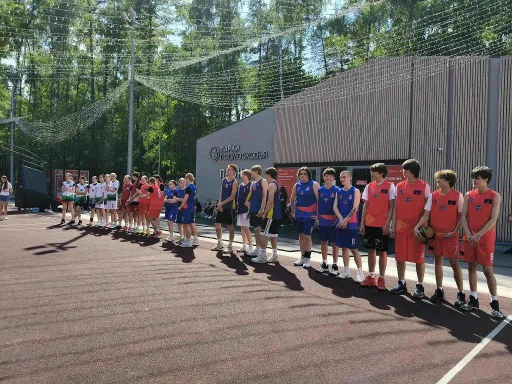 В прошедшие выходные в Городском парке прошли соревнования по стритболу среди команд шк...