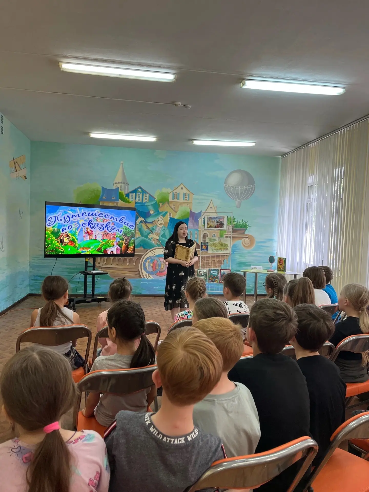 Путешествие в мир сказок А.С. Пушкина: ребята из лагеря «Цветочный городок» побывали в библиотеке!📕