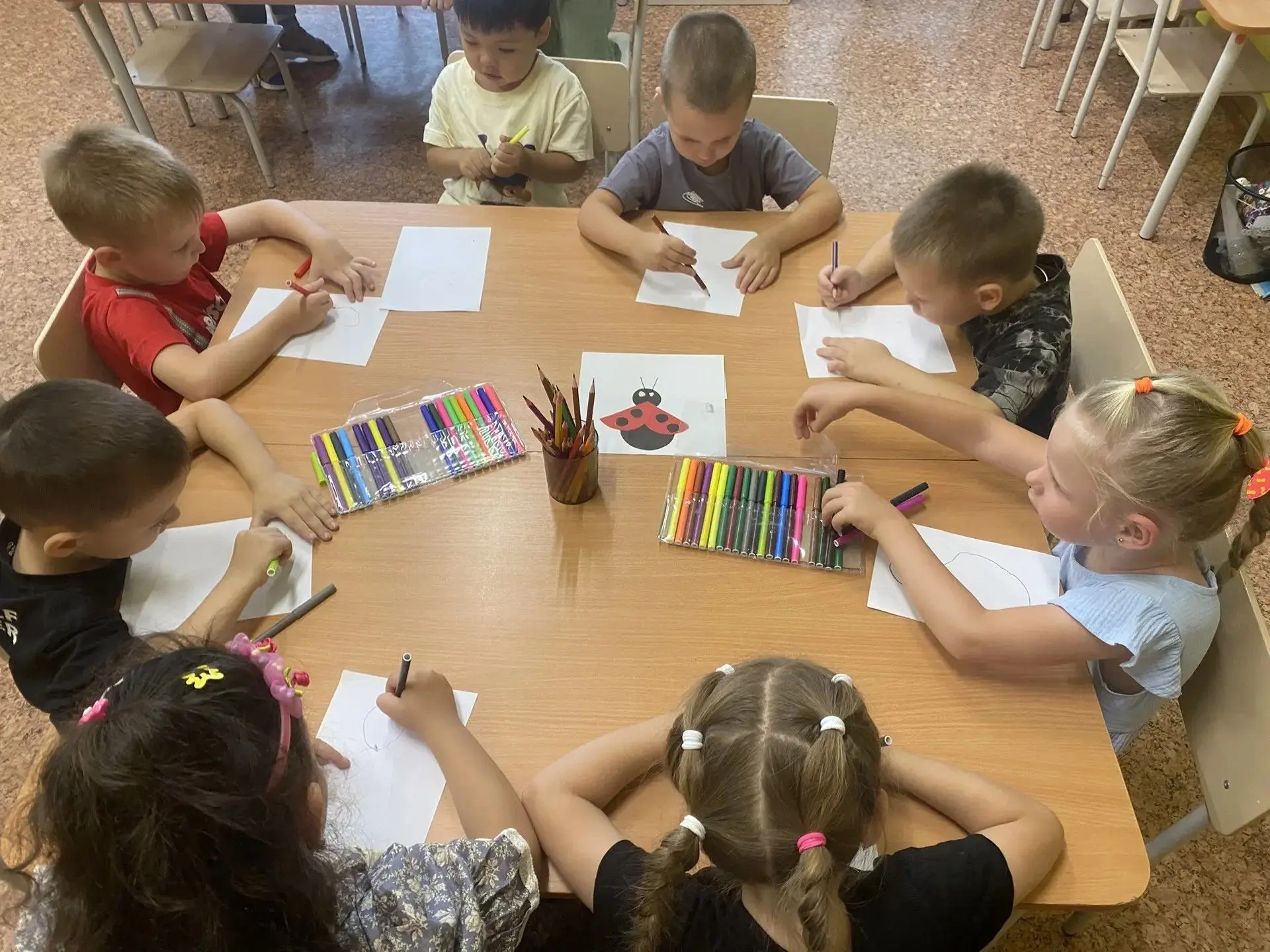Юные художники в гостях у природы:  божья коровка 🎨🐞⁣