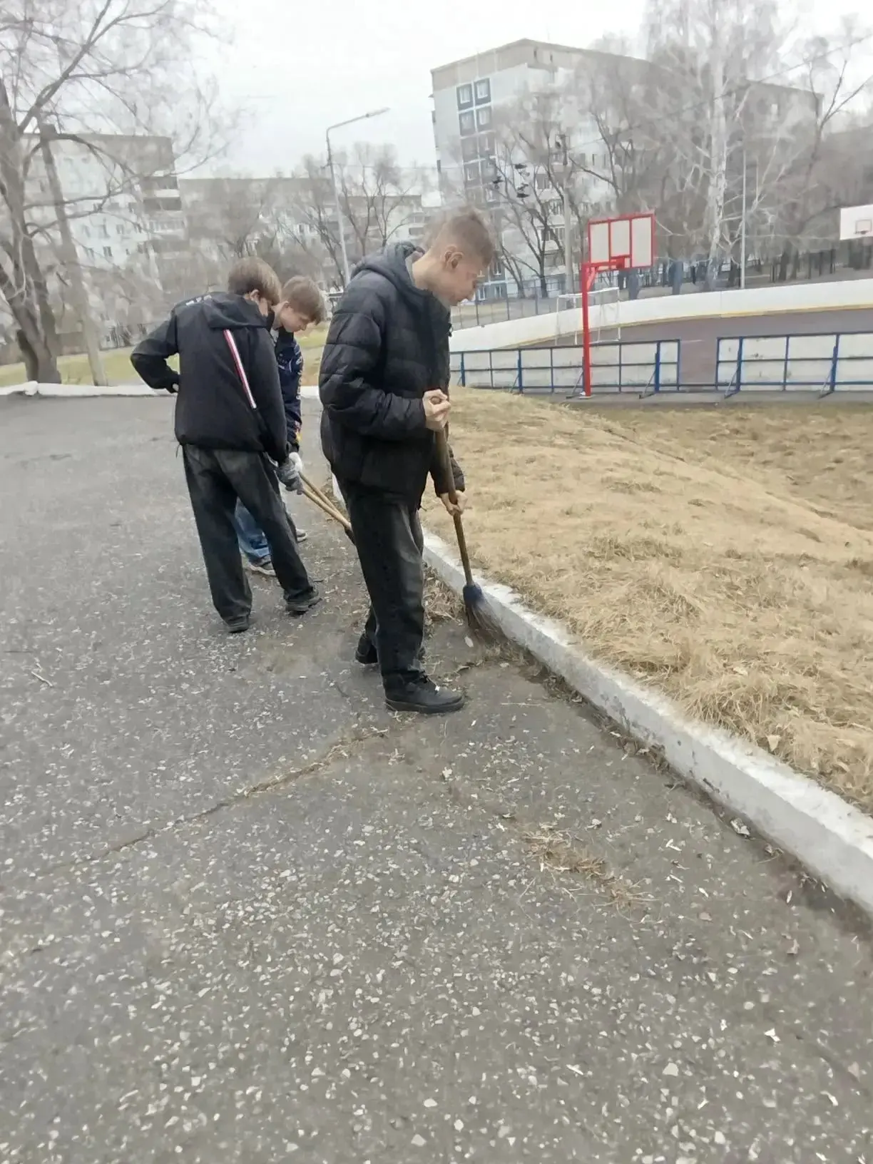 🍂 Субботник продолжается!  📌Наводим порядок на территории - и 8‑е классы снова в деле. ✅Ребята убрал