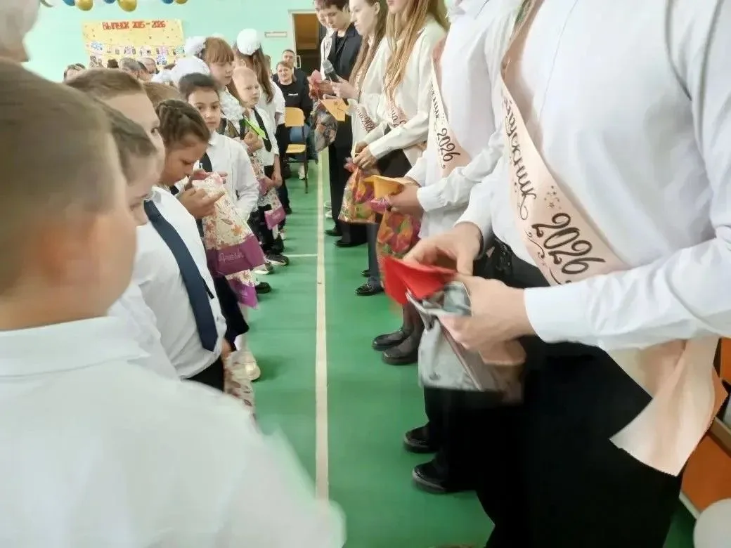 Трогательный момент на последнем звонке в МОУ СОШ №3 им. С. В. Ишеева!