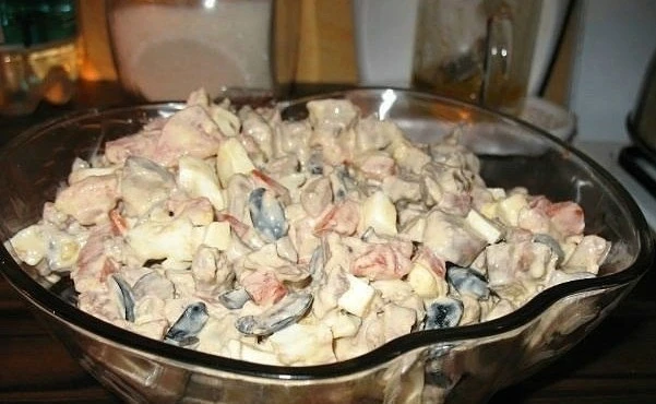 Салат из куриной печени с помидорами