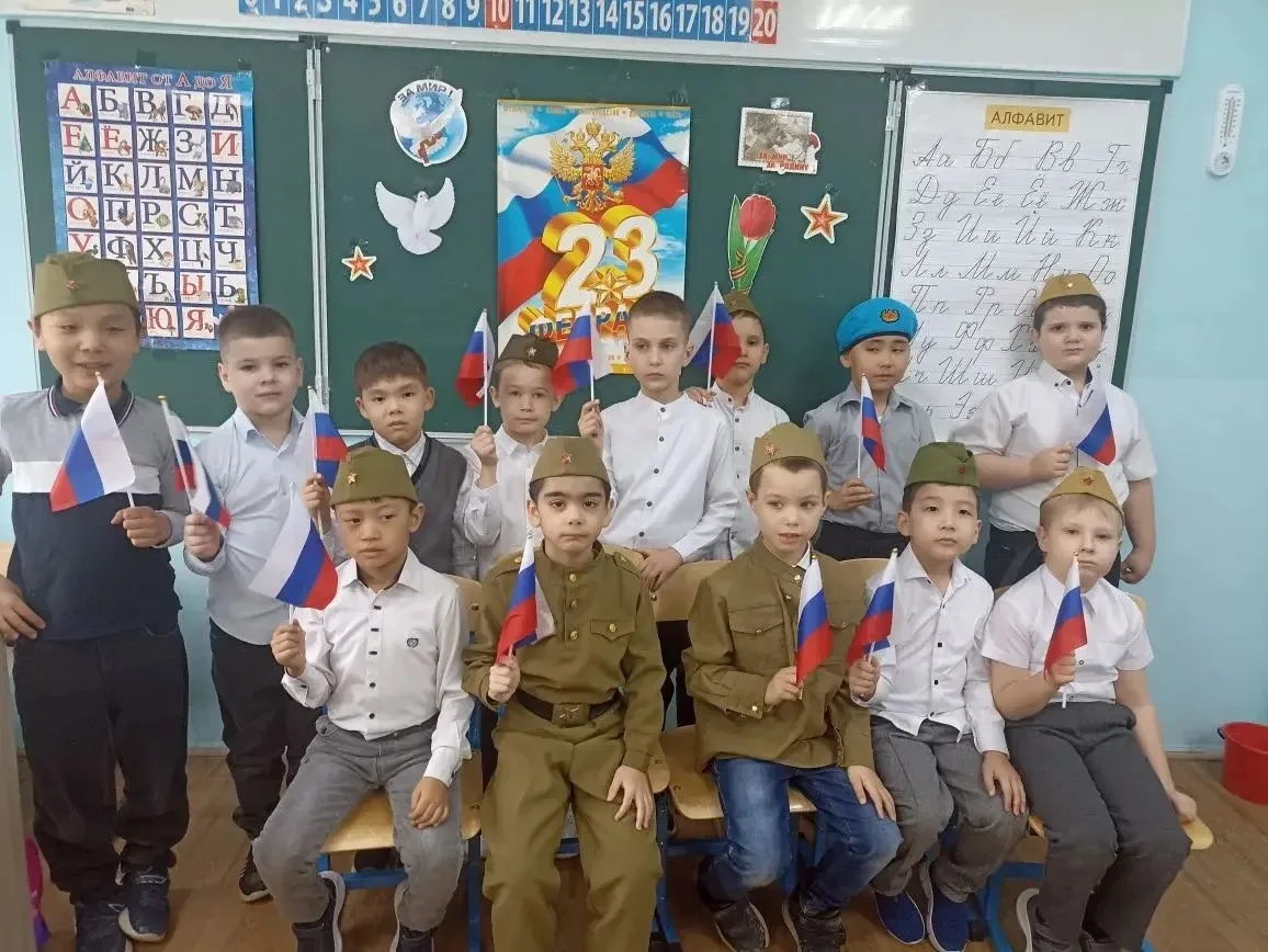 В 1 "В" классе ( кл. руководитель Губенко Е. В.) поздравили мальчиков с Днём защитника Отечества. На