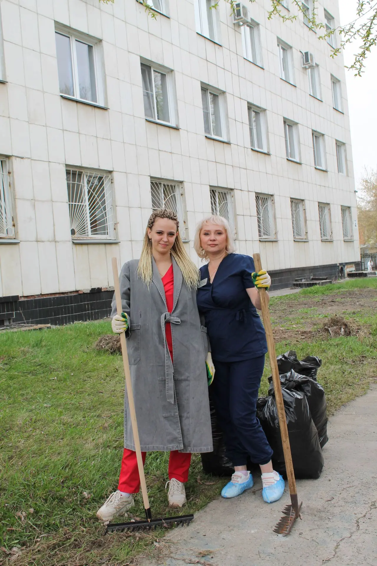 Сотрудники роддома Клиники ЮУГМУ вышли на традиционный весенний субботник 🌿