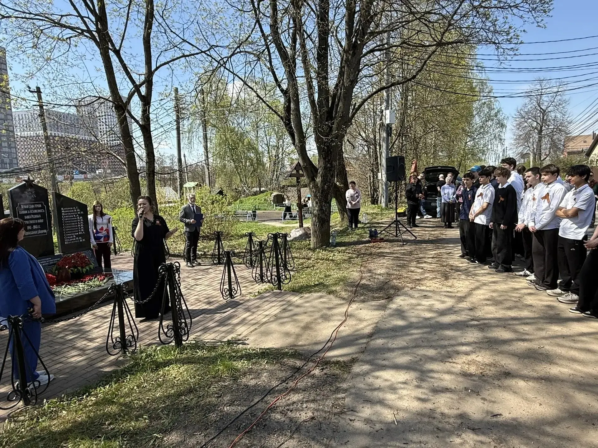 5 мая обучающиеся МАОУ «ОЦ «Лидер» приняли участие в торжественном митинге у Памятника жителям дерев