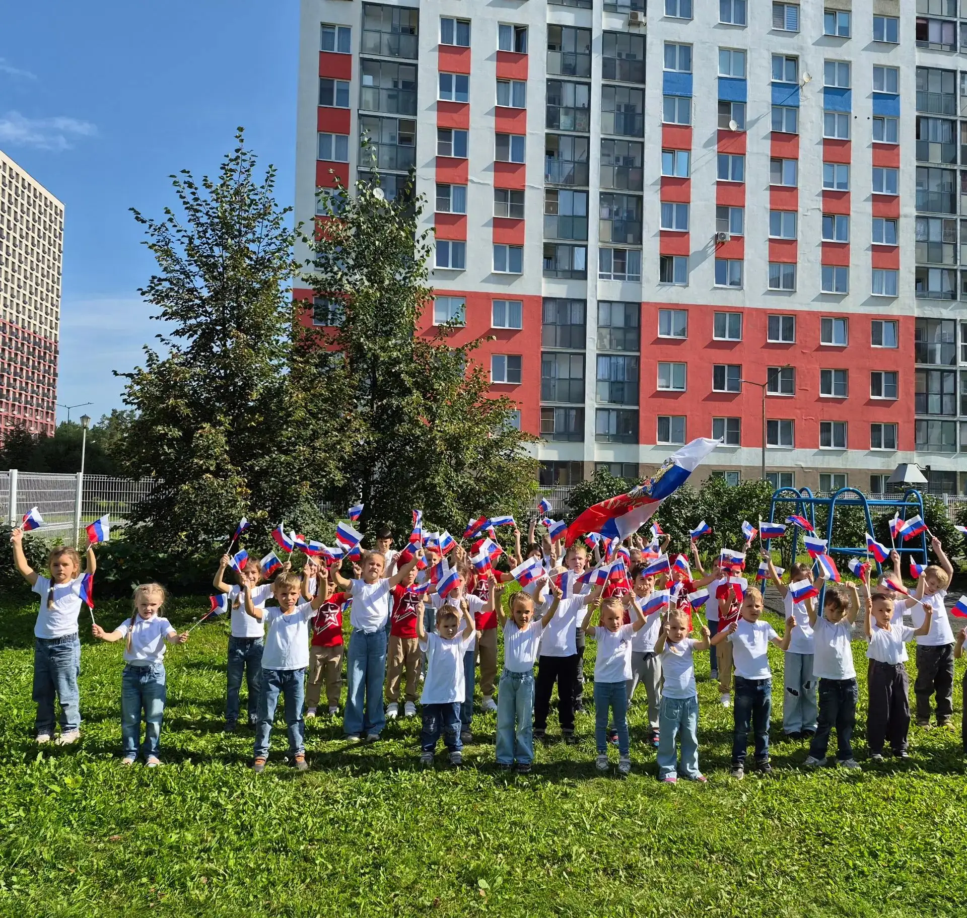 Маленькие друзья "ЮНАРМИИ", отряд "ИСКОРКИ" совместно с воспитанниками старшей группы "...