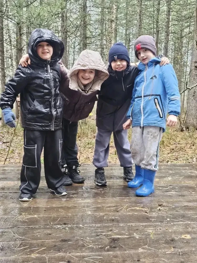 🌲 В гостях у природы: 1 «Б» в Сибирских Увалах!  Дождик? Не помеха! Ученики и родители 1 «Б» класса 