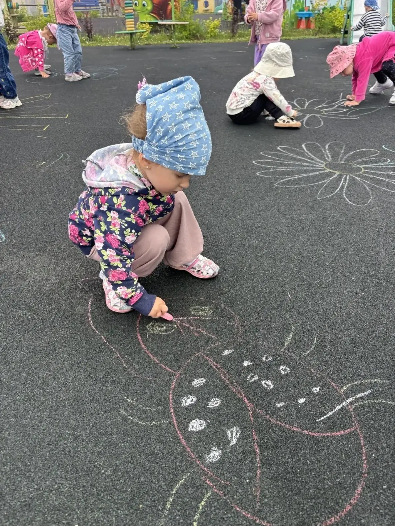 📆Всемирный день рисования 🧑‍🎨на асфальте  отметили ребята группы «Золотая рыбка»☀️
Мальчишки 👦и 