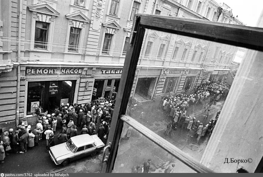 Москва, 1990. Столешников переулок. Очереди в ожидании завоза товара в ювелирный и таба...