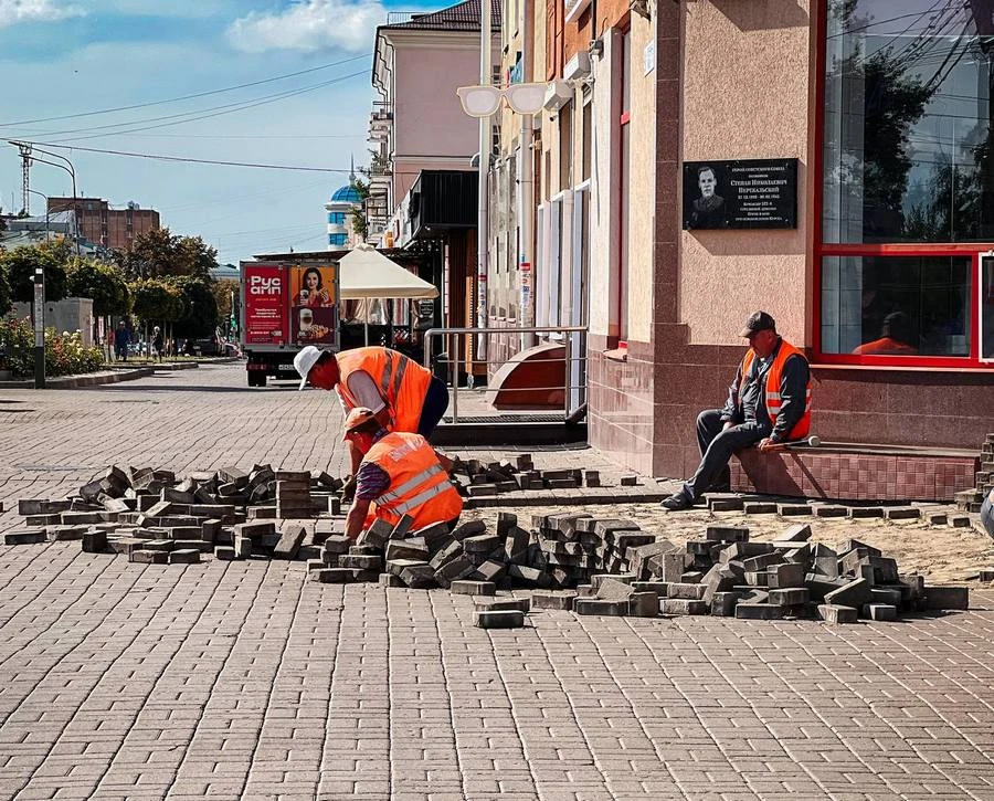 В центре города снова ремонтируют тротуарную плитку и фонтан