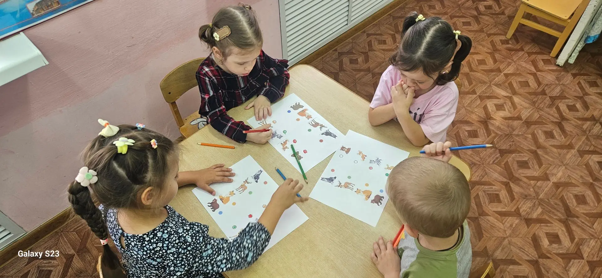 Дидактические игры — это особый вид игровой деятельности, который сочетает в себе обуче...