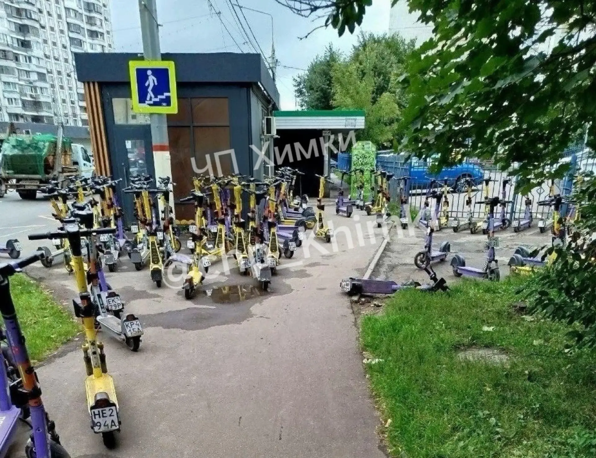 😡Хоть переход в мкрн. 2Б и приводят в порядок, обстановка рядом годами не меняется.