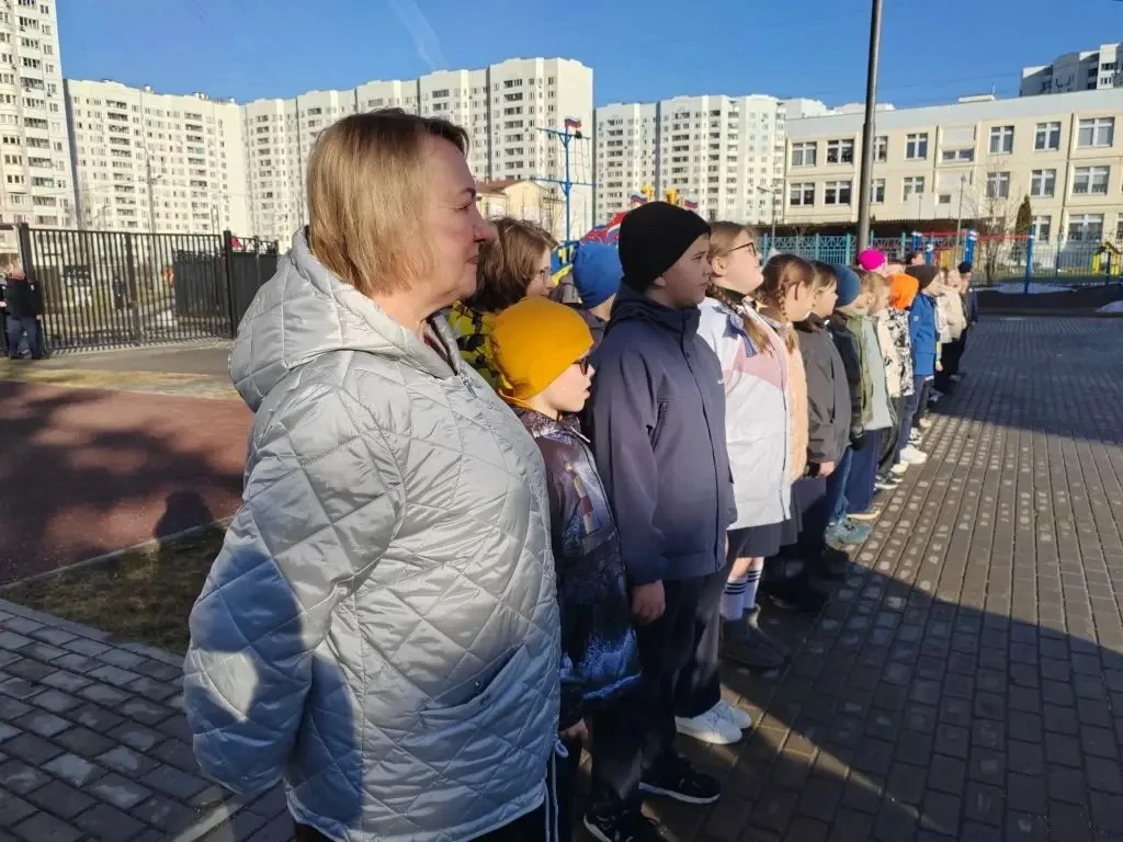 🇷🇺 Равнение на флаг!  Начинаем новую рабочую неделю с торжественной церемонии выноса Государственног