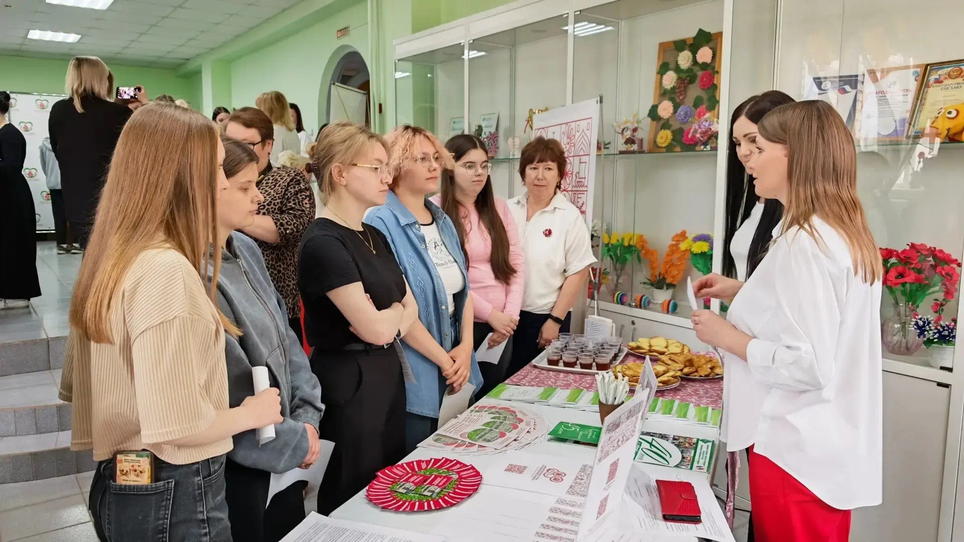 Ярмарка вакансий познакомила молодых устюжан с работодателями социальной сферы