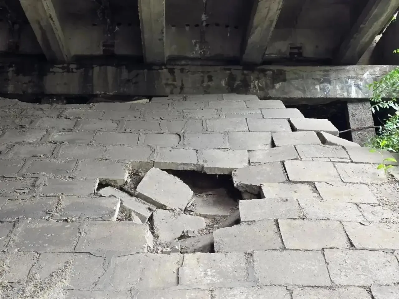В Воронеже ввели режим повышенной готовности из-за размыва насыпи путепровода у Вогрэсо...