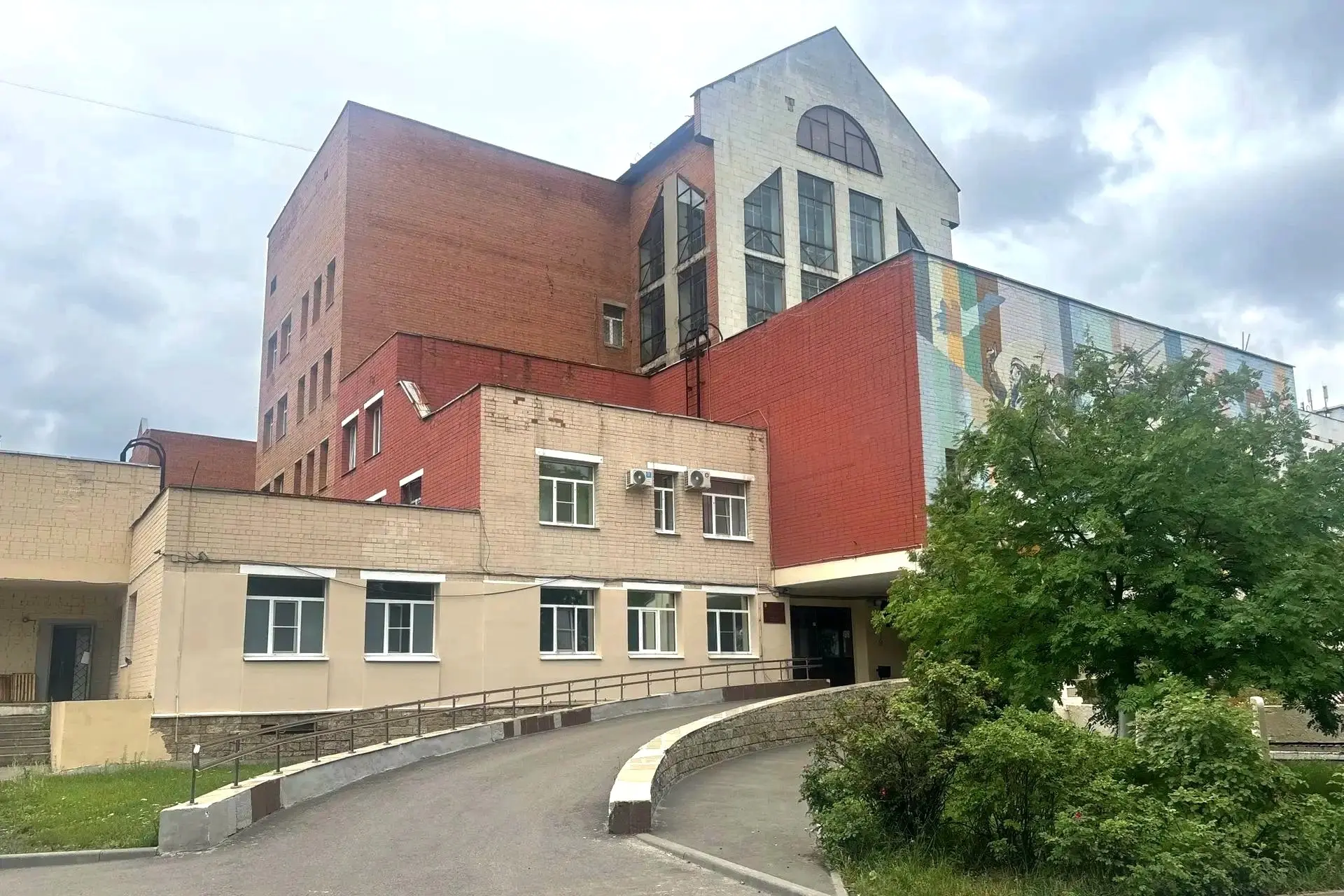 🏥 В этом году территории еще четырех лечебных учреждений Ярославской области станут более удобными 