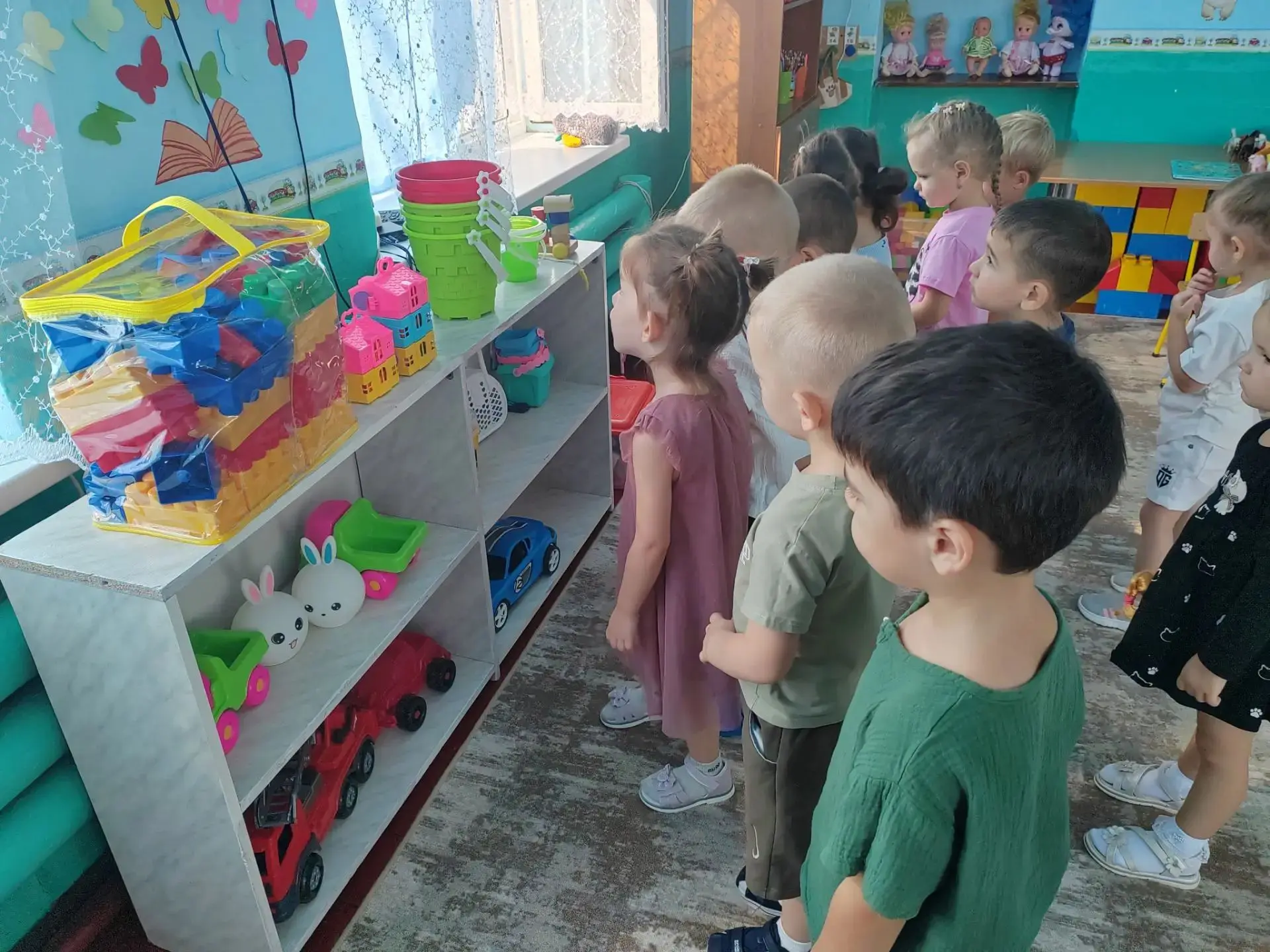 Сегодня у нас в детском саду особенный день. Детский сад только что открылся после ремо...