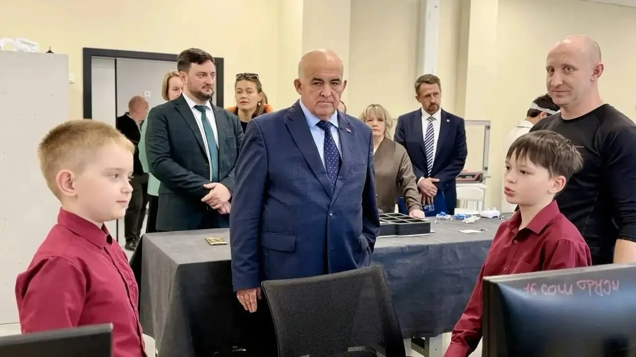 📝 Губернатор побывал в центре образования "Волжский" и школе № 16 в Костроме.