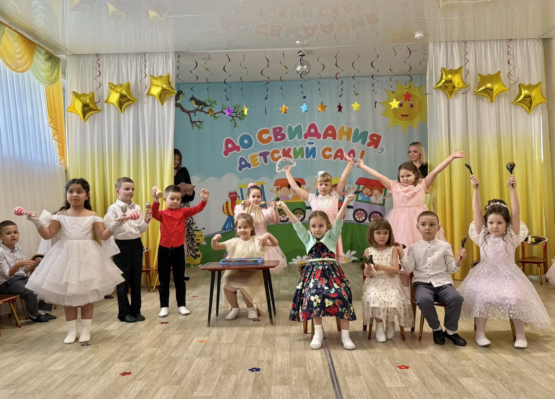 В нашем детском саду отгремели все выпускные балы. Сегодня мы проводили в большую школьную жизнь пят