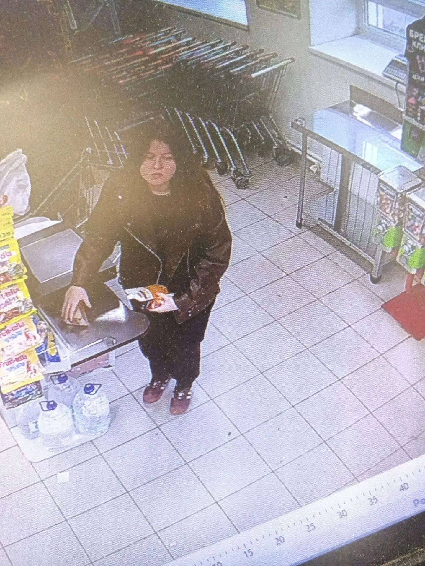 Девушка, вернитесь пожалуйста, в магазин.
