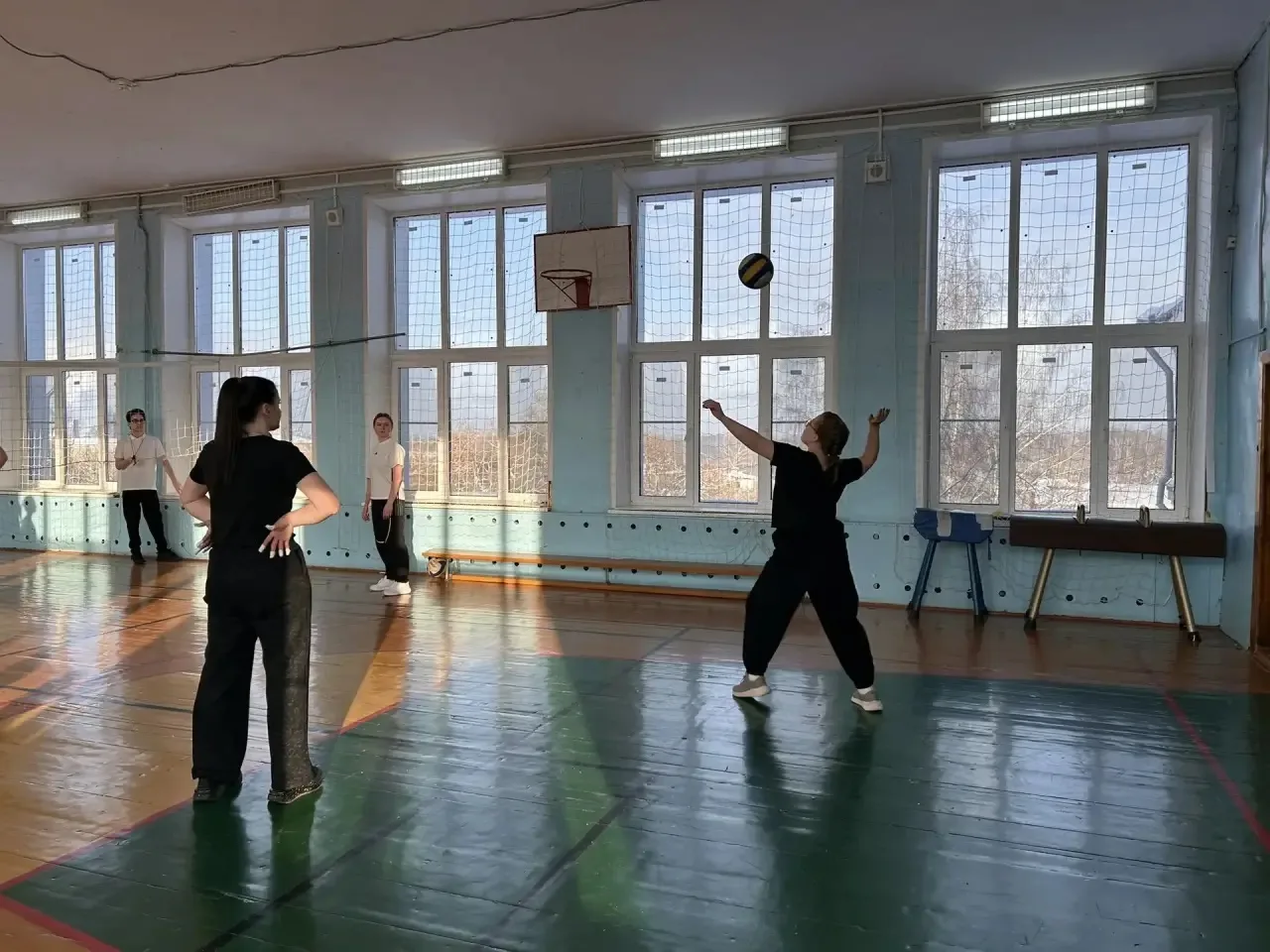 Сегодня в нашей школе состоялась захватывающая игра по волейболу среди старшеклассников и учителей! 