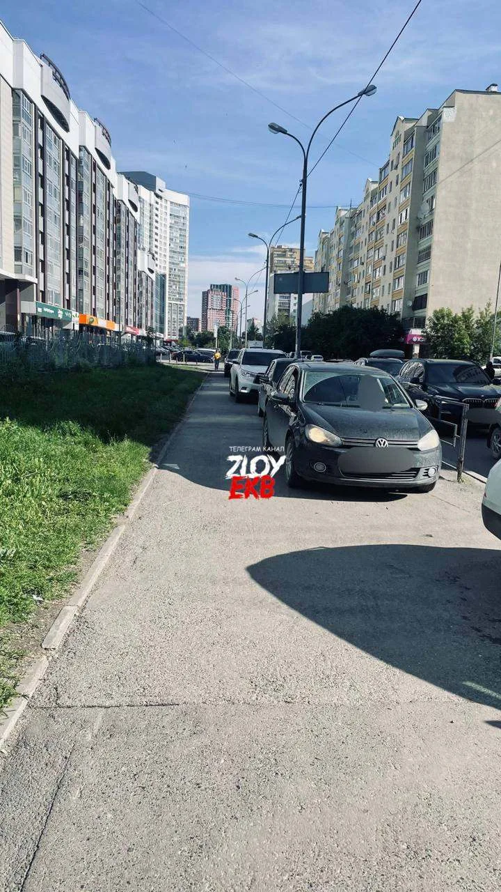 На Юмашева
нет второй полосы,не беда,поедем по тратуару🤣

Анон

UPD: Говорят там провалился асфальт