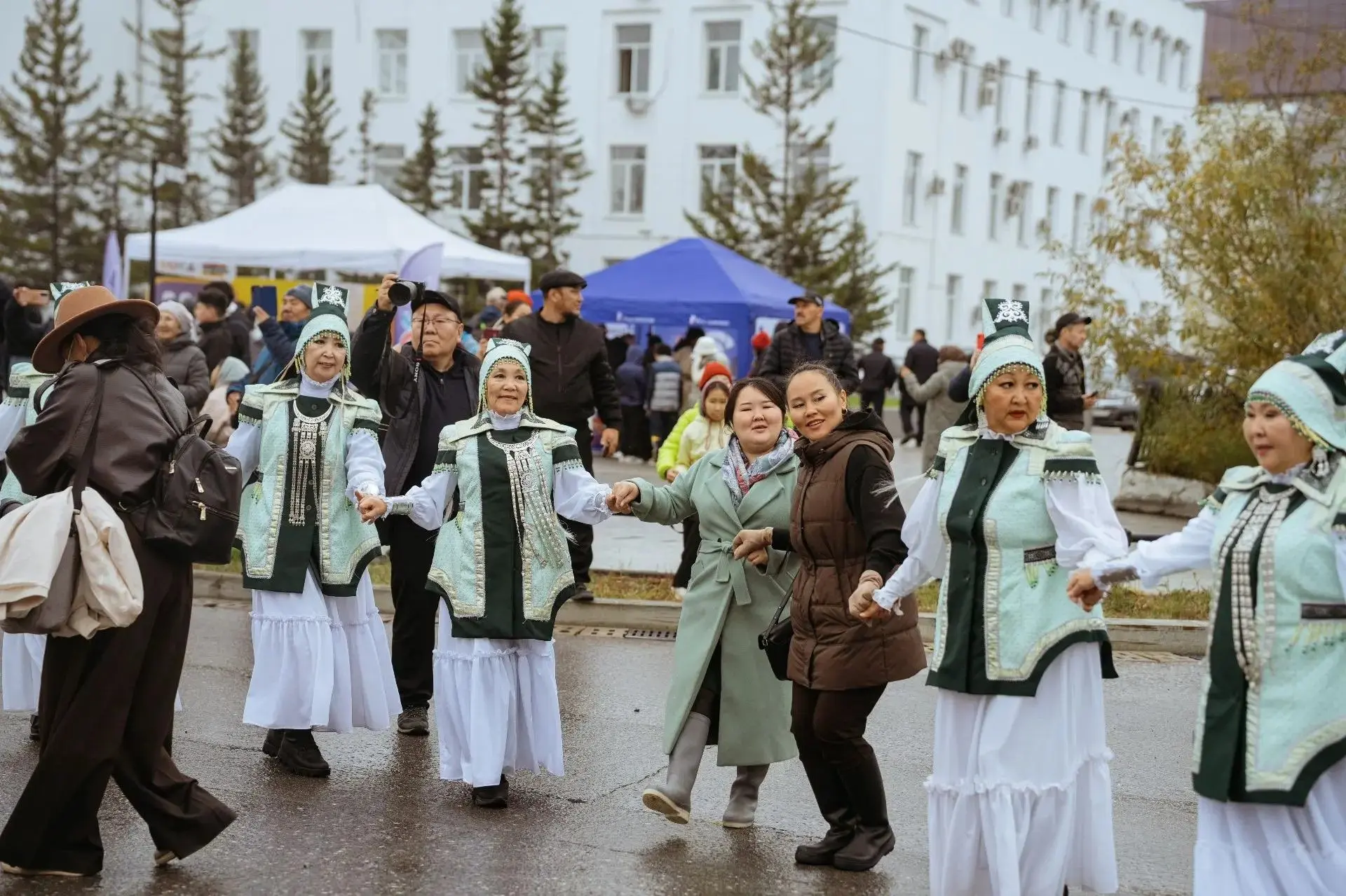 В День города на проспекте Ленина состоялось шествие трудовых коллективов