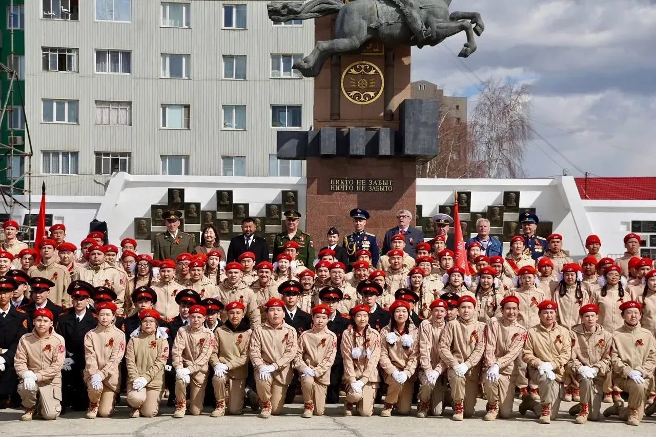 ПОКОЛЕНИЕ ЮНЫХ, НА ЗНАМЯ РОВНЯЙСЬ!  8 мая на площади Победы города Якутска 18 юнармейских расчетов п