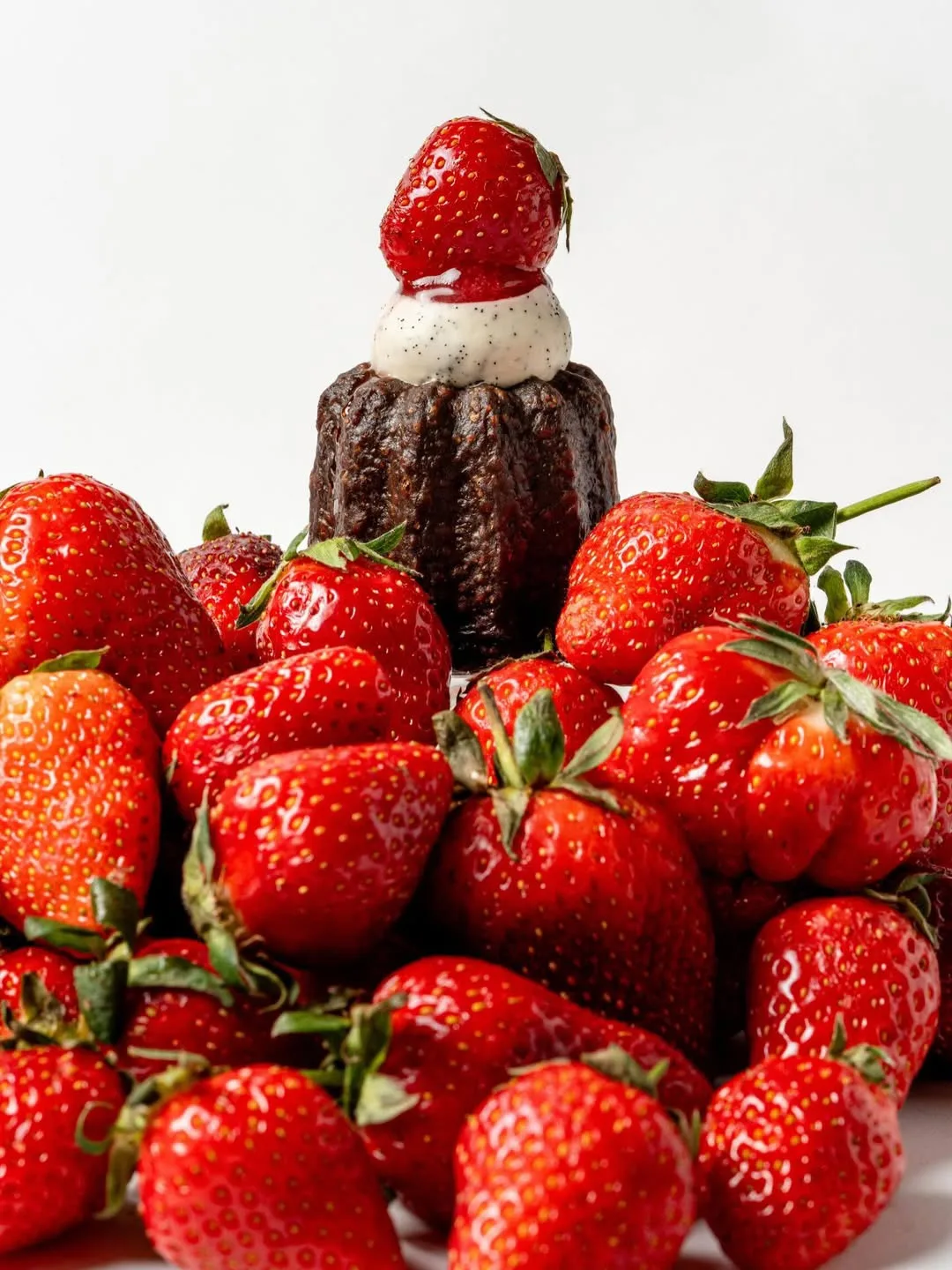 🍓 В пекарне Zhirnova к лету приготовили четыре очень клубничных десерта.