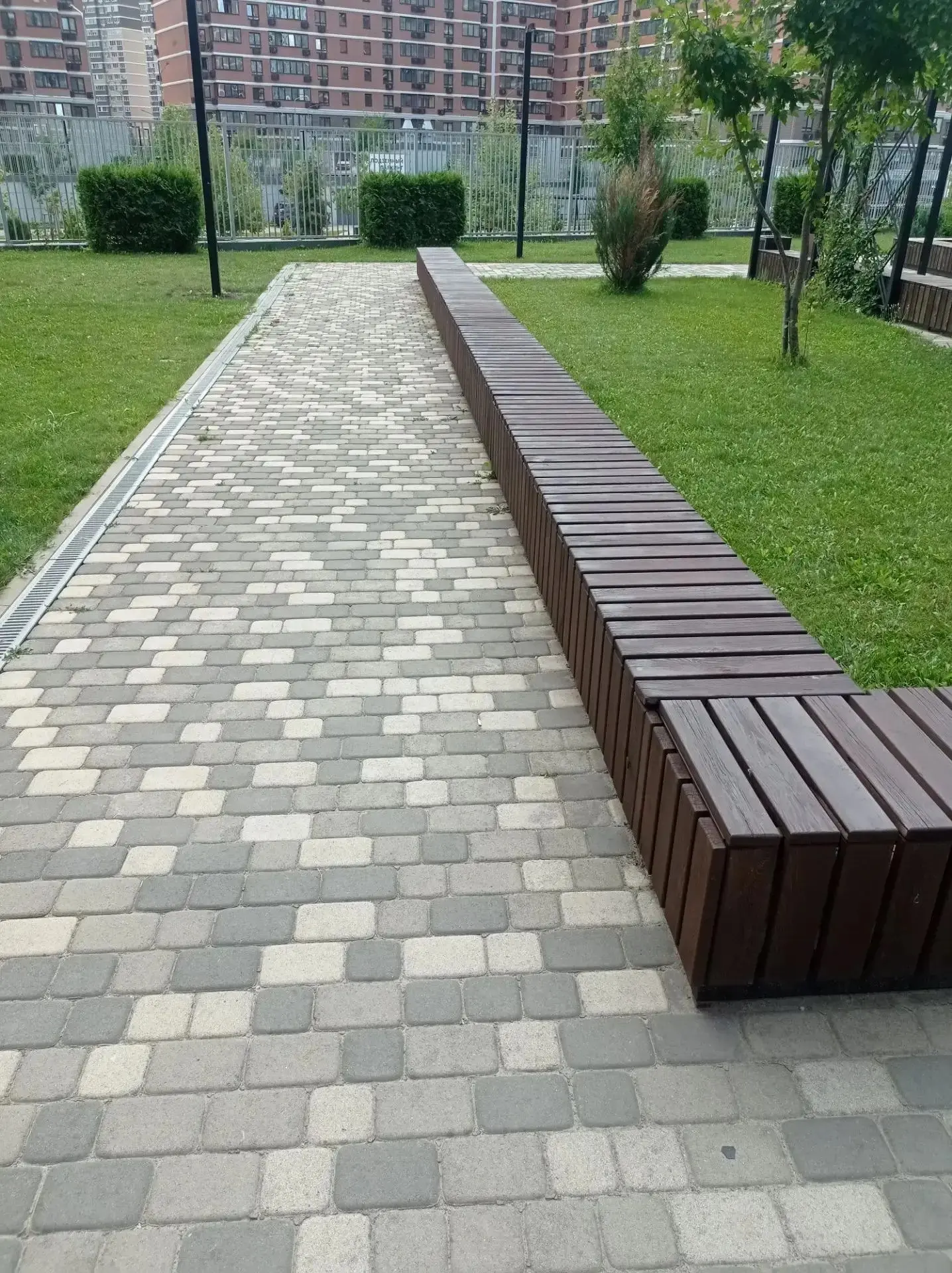 Держим в курсе: продолжается окрашивание лавочек в ЖК «Самолёт 2». Соблюдайте меры предосторожности 