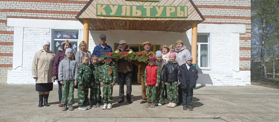 Венки к подножию памятника — как знак нерушимой памяти. 🕊️