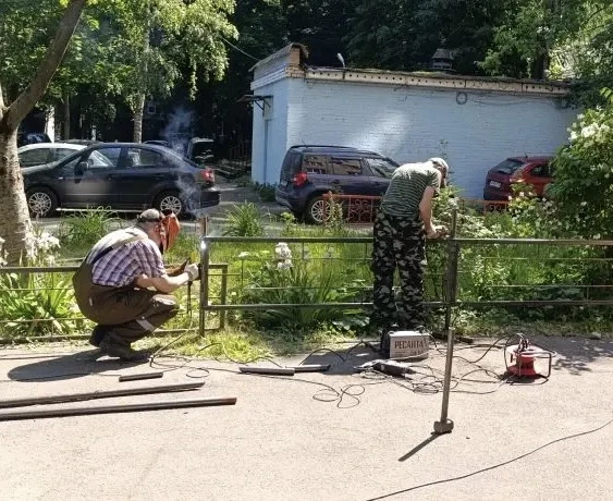 Специалисты управляющей компании продолжают плановые мероприятия по содержанию и улучшению состояния