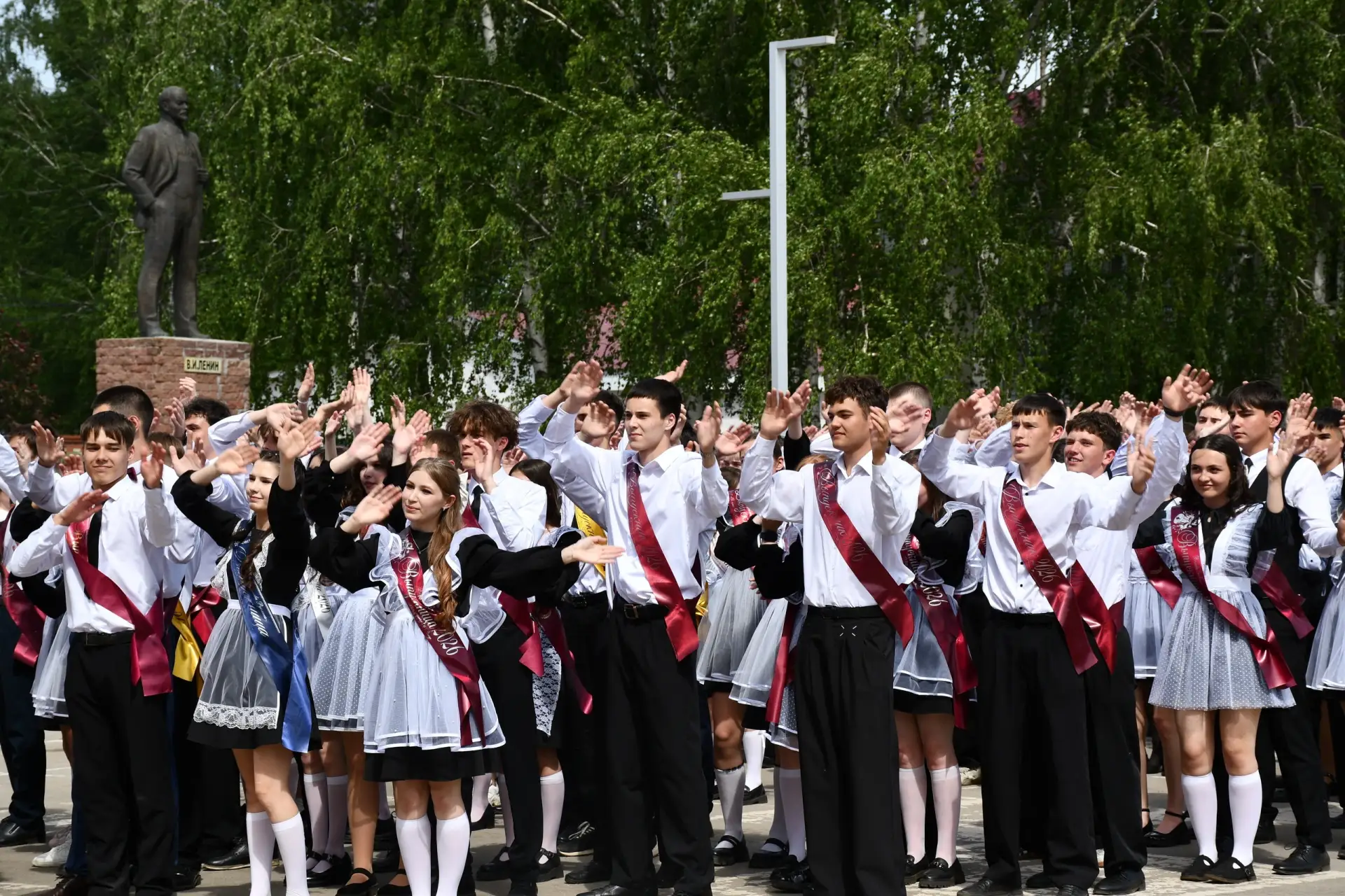В добрый путь, выпускники!  Белые рубашки, нарядные платья, красные ленты, банты и шарики… Сегодня т