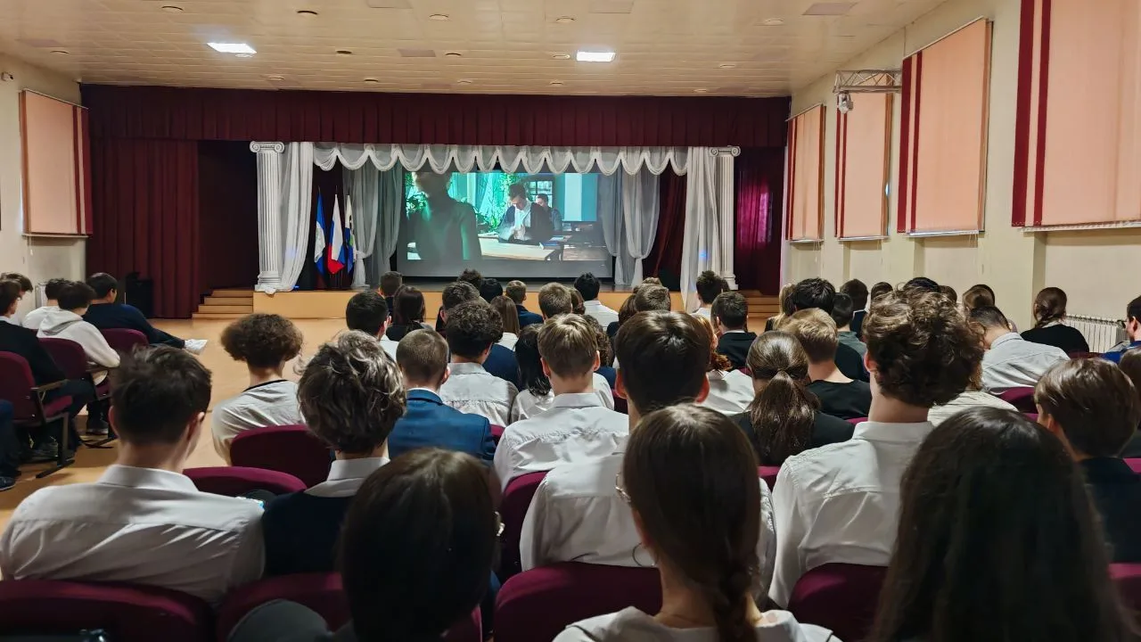 В рамках патриотического проекта «Тыловик.РФ» учащиеся 9–11‑х классов нашей школы посмотрели два поз