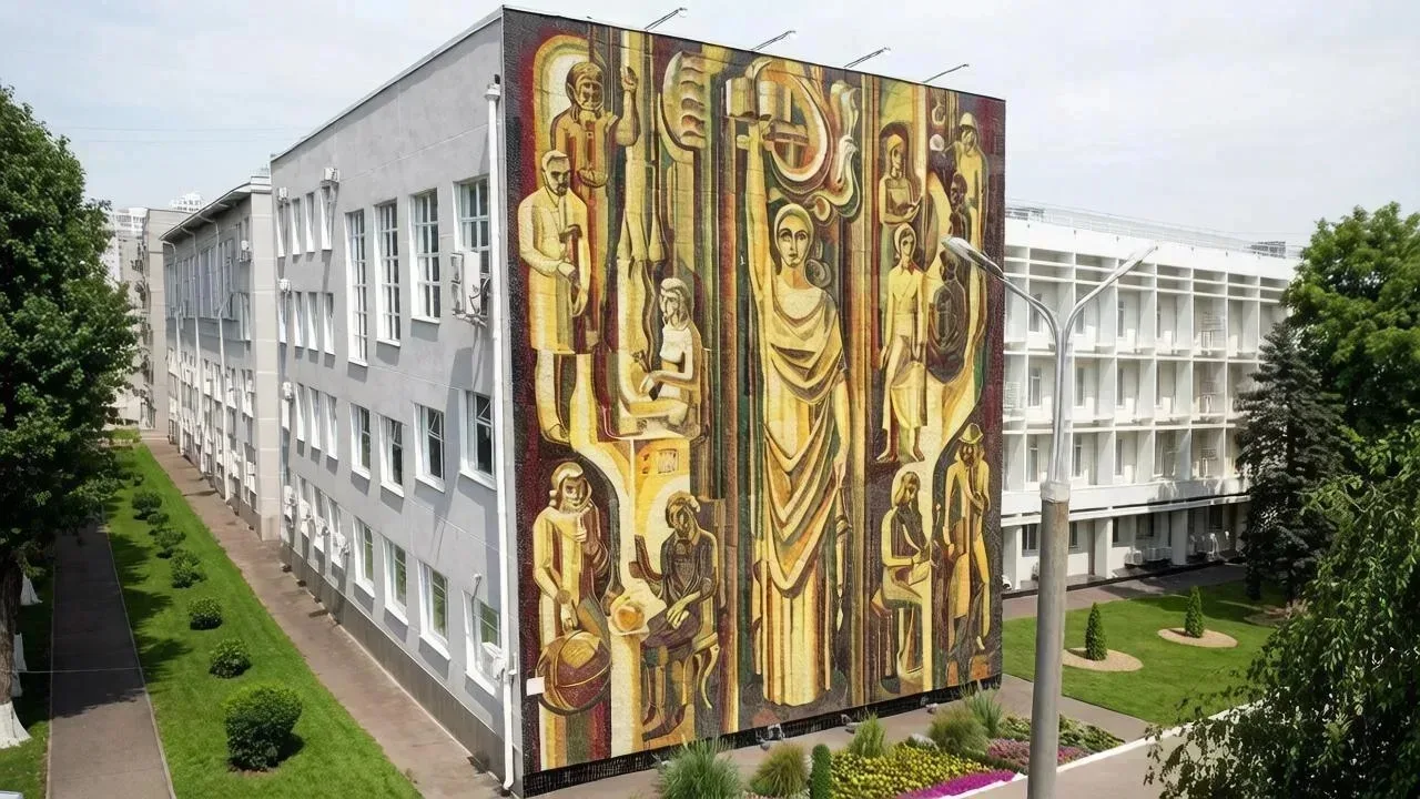 👨‍🎓 Поступление на платные места в вузах сократили для юристов, управленцев и экономистов.   Эти нап