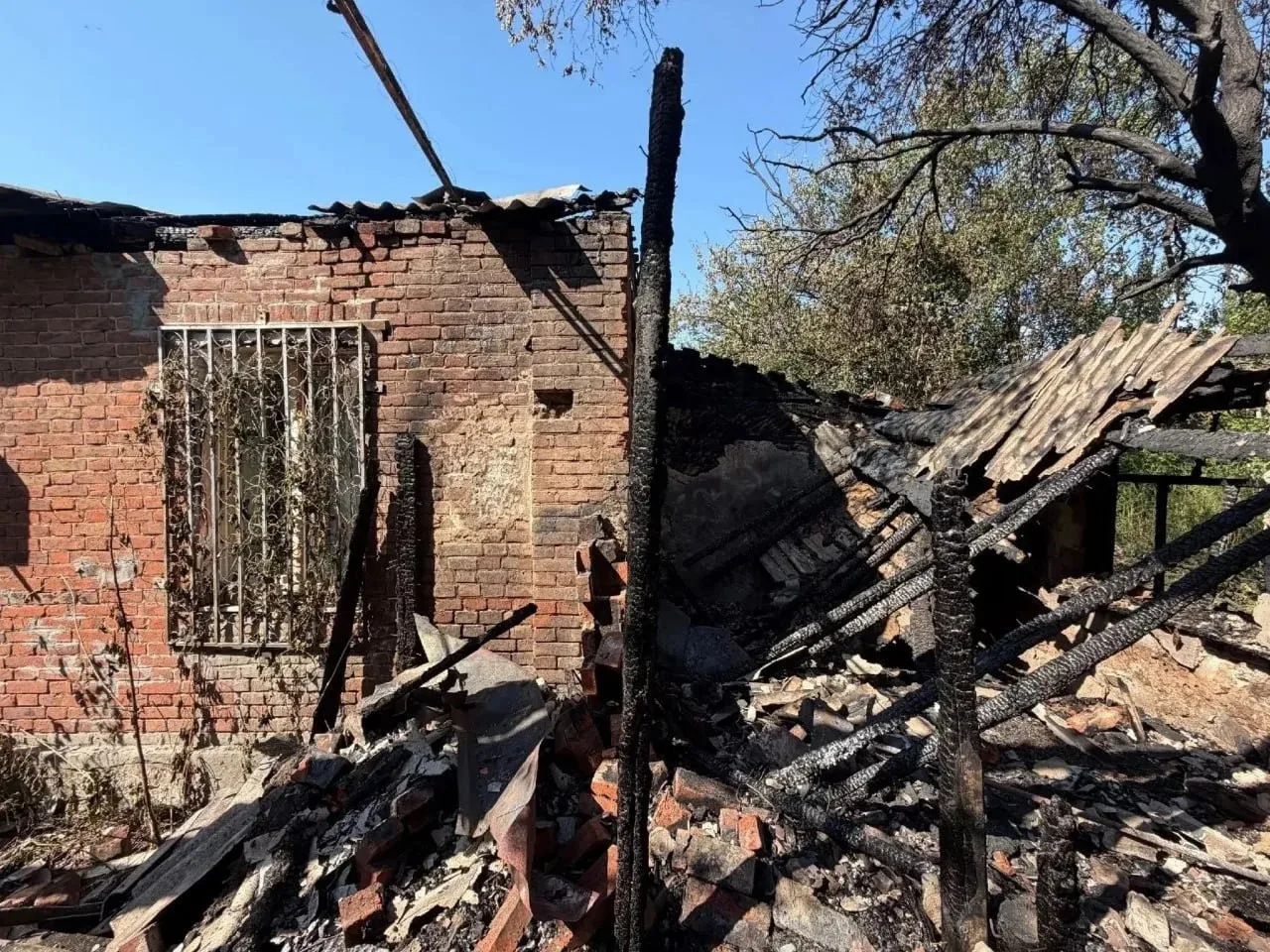 В Шахтах два брата проявили героизм, спасая пенсионерку из горящей квартиры.