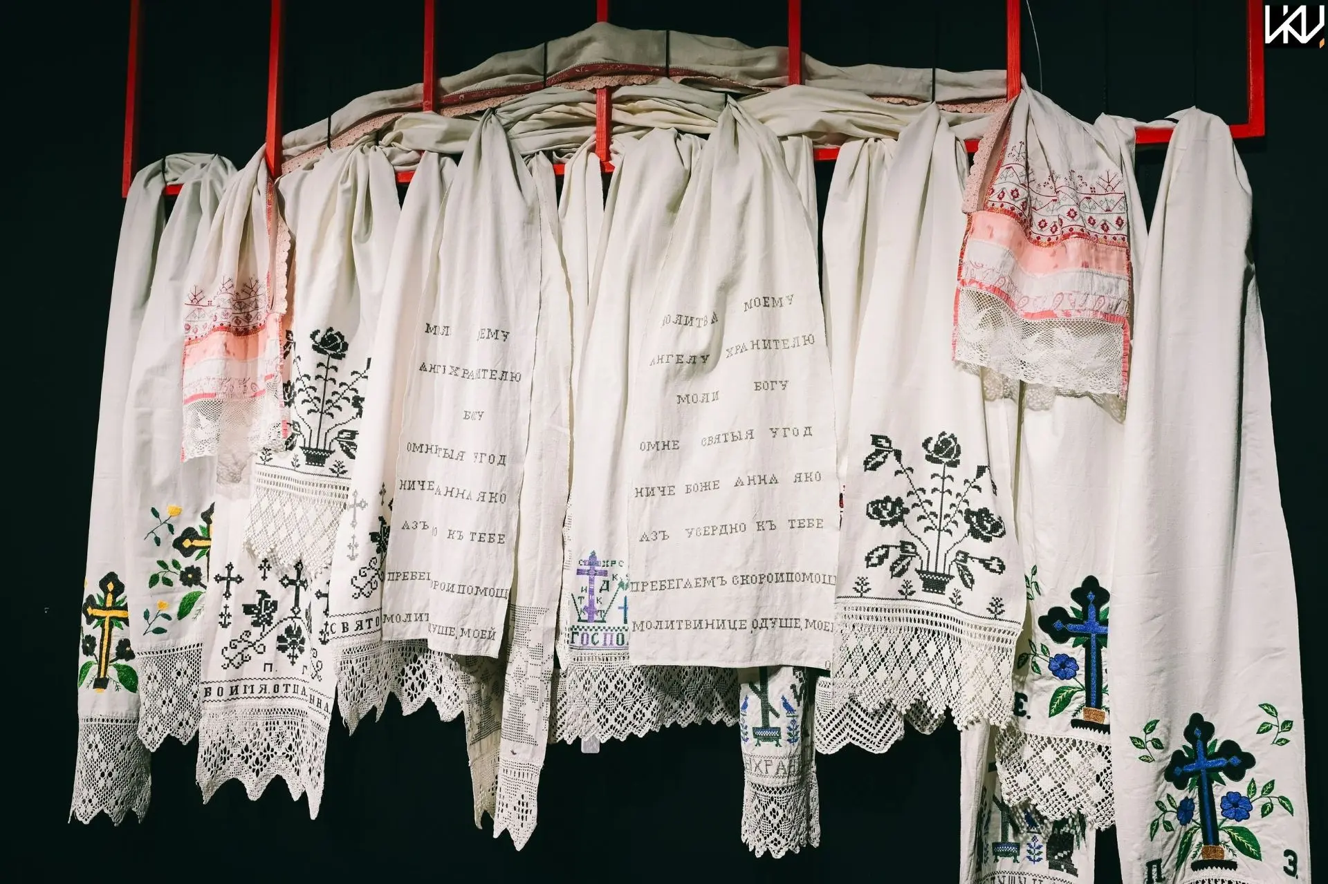 В ИКЦ продолжается выставка «Рушники: от традиции к авангарду» 🧵✨