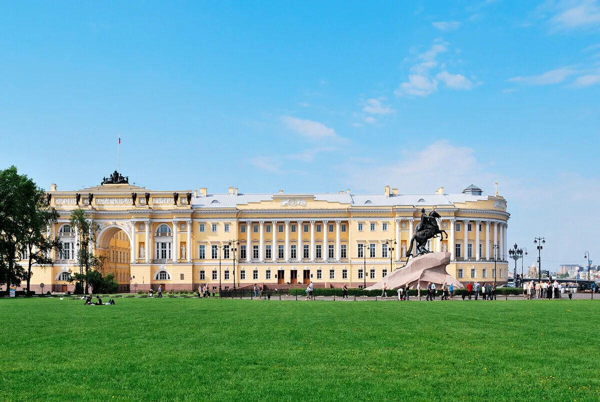 Сена́тская пло́щадь (в 1925—2008 годах — пло́щадь Декабри́стов) — одна из центральных