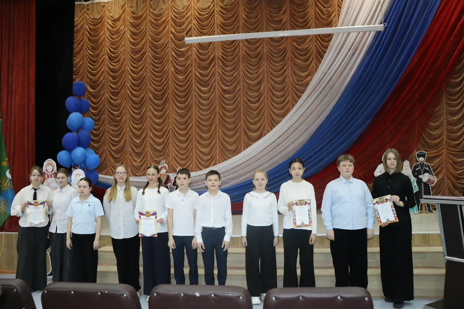 🇷🇺 Еженедельная линейка🇷🇺  ✅16 марта -начало новой учебной недели. Утро в нашей школе традиционно на