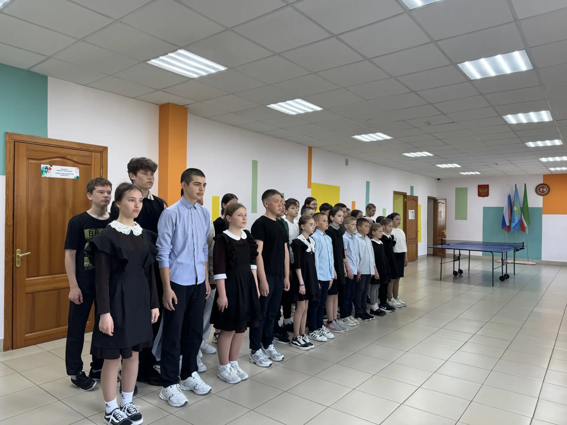 🇷🇺Утро понедельника в нашей школе традиционно началось с торжественной линейки, внесе...