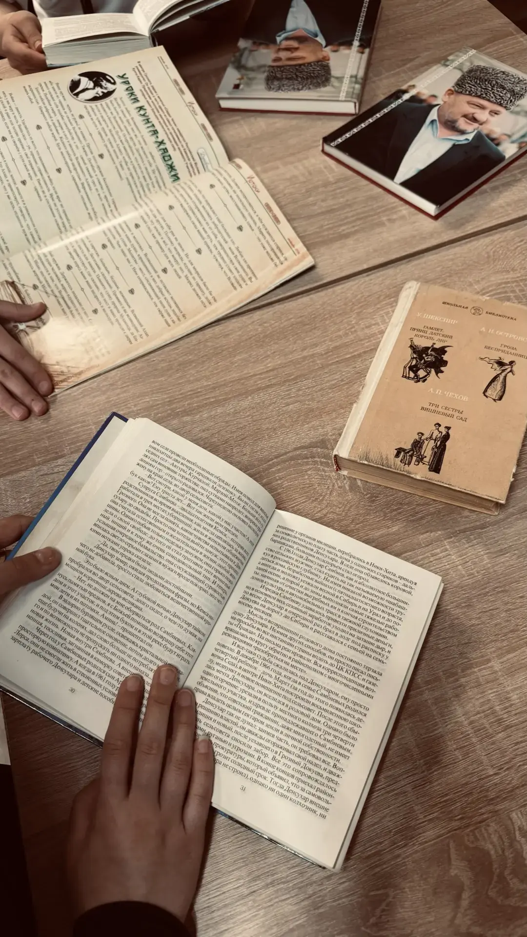 7 мая в ГБПОУ «КГК им. Ш. Калиева» провели книжную выставку «Глазами тех, кто был в бою», посвященна