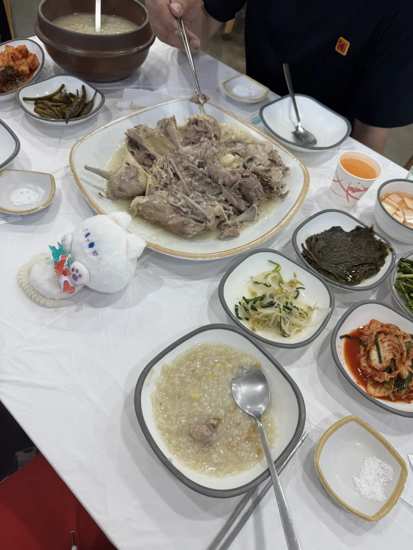 На ужин у нас была 오리누룽지백숙 (ори-нурынджи-бэксук) 🦆 Это, кстати, считается в Корее очен...