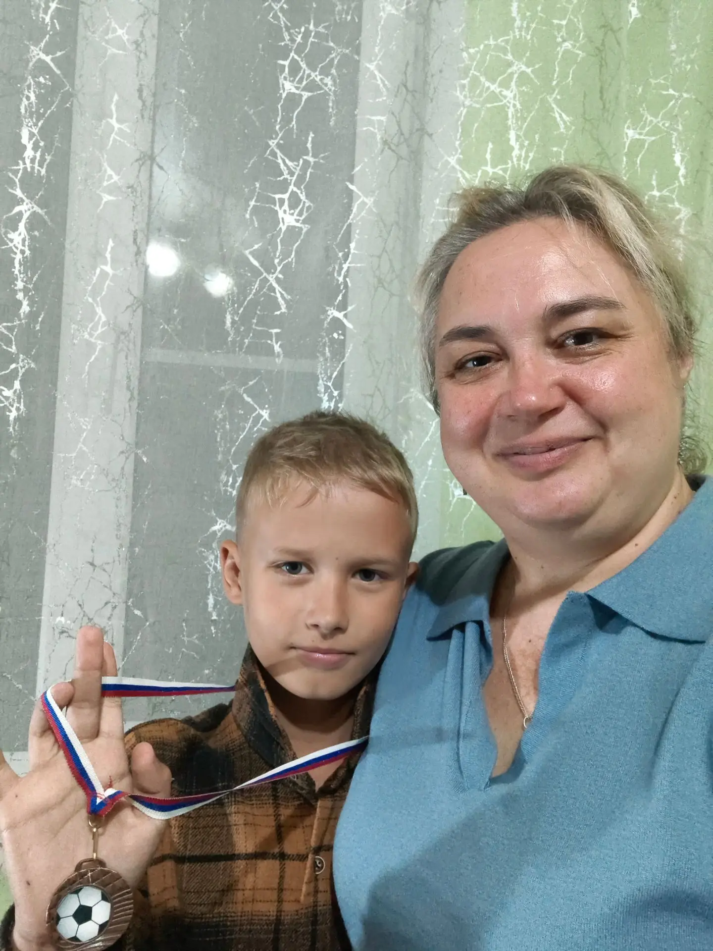 Максим играет в детской спортивной школе, уже первую 🥇 медаль получил