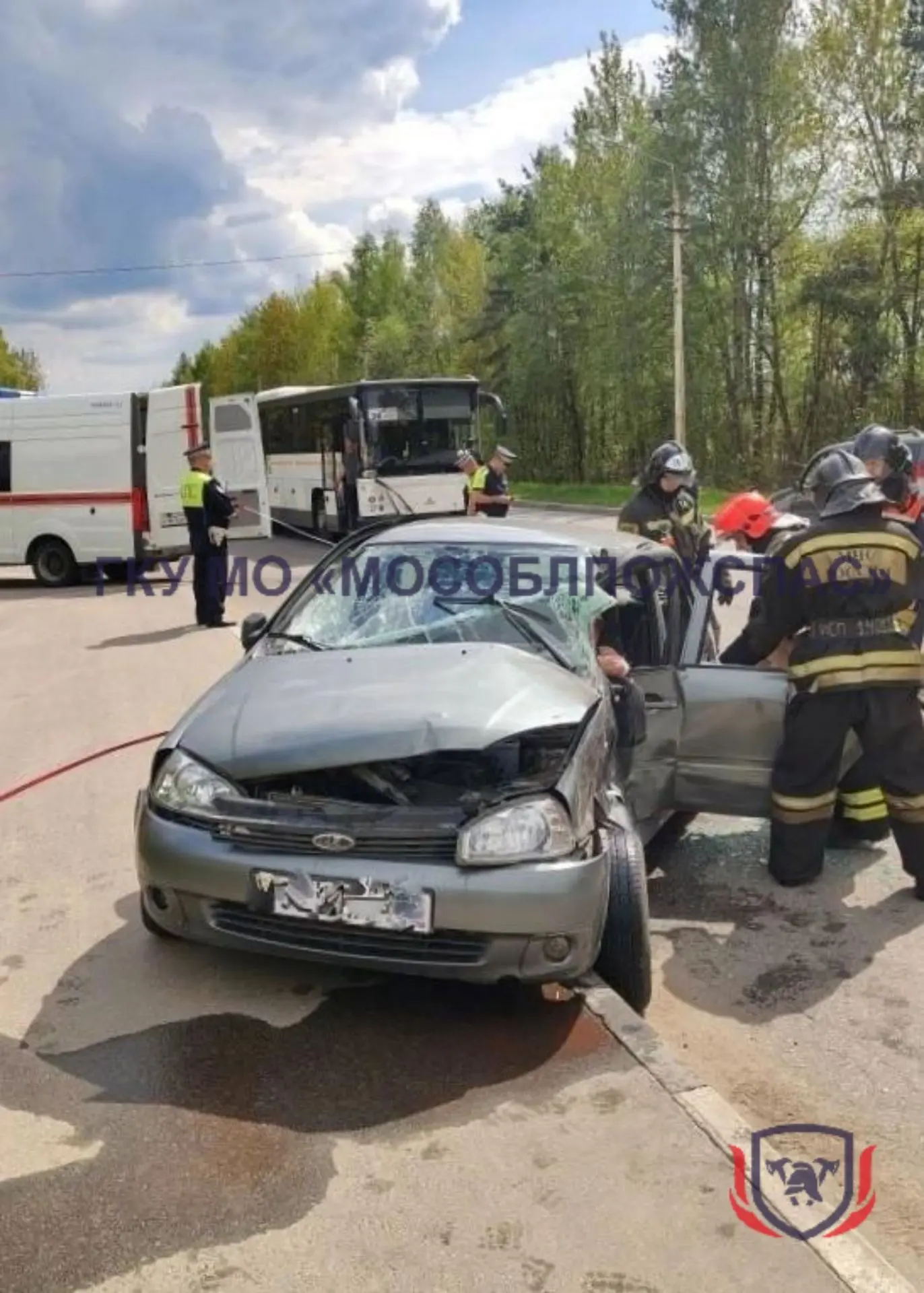 🚗 ДТП с участием рейсового автобуса! В Дубне спасатели помогли деблокировать пострадавшую в аварии ⚡
