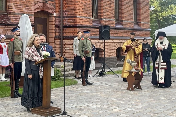 В городе Гусеве Калининградской области торжественно открыли памятники-бюсты императору...