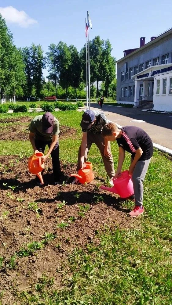 9 июня детский лагерь труда и отдыха не сидел на месте! Активный полив растений и активные игры на с