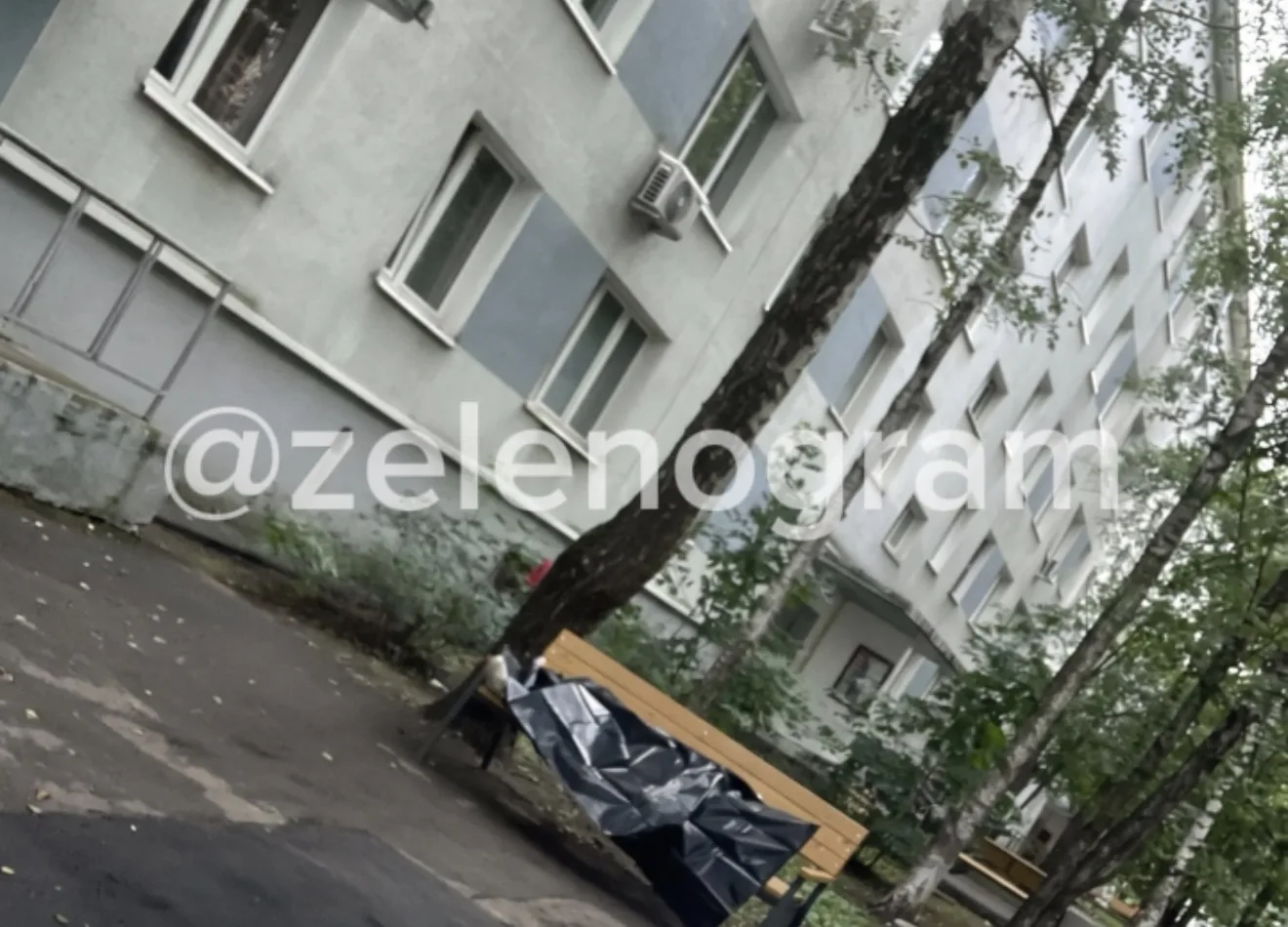 😱 В 4-м микрорайоне у подъезда нашли тело мужчины