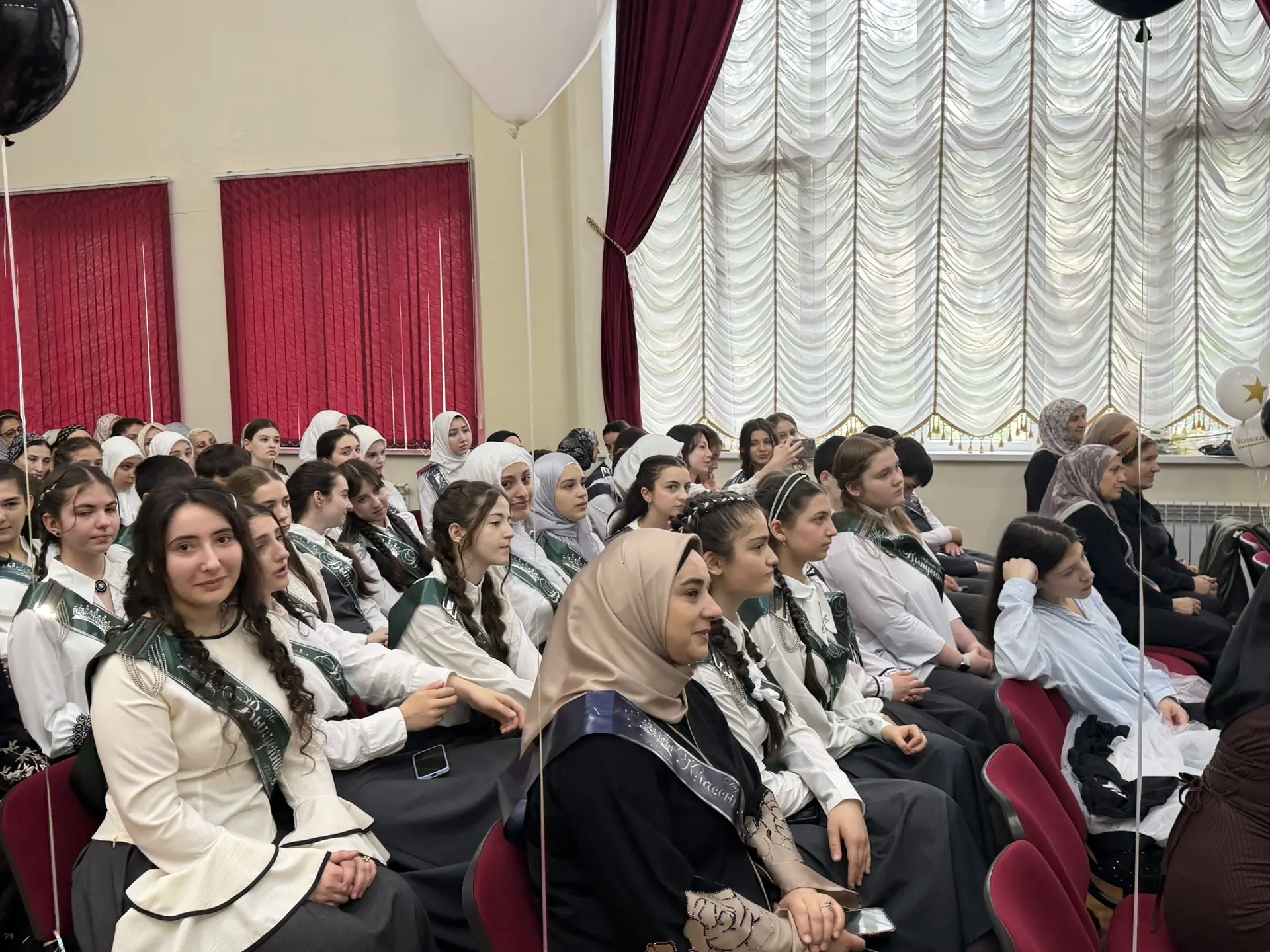 Сегодня для наших выпускников прозвенел последний звонок! 🔔 Этот день — особенный: позади годы учёб