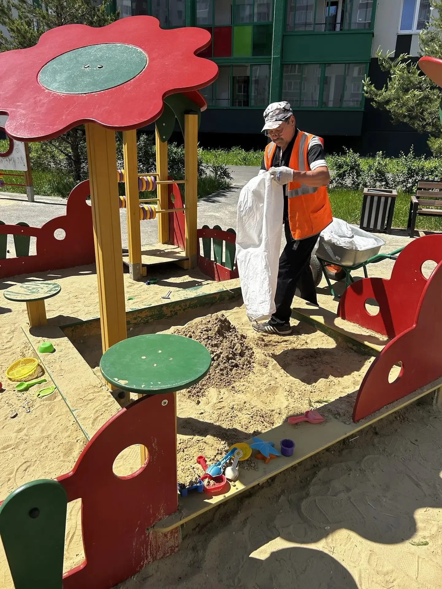 Песочницы микрорайона ждут маленьких строителей! 🏖️👶   Уважаемые жители!   Лето уже почти наступило,
